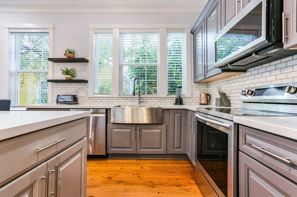 Spacious 5 BR Retreat with Pool - Near It All