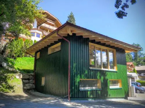 Modernes Chalet mit Terrasse und Parkplatz in den Alpen