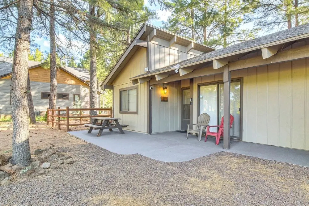 Golf Course Getaway & Hot Tub Haven in Pinetop!