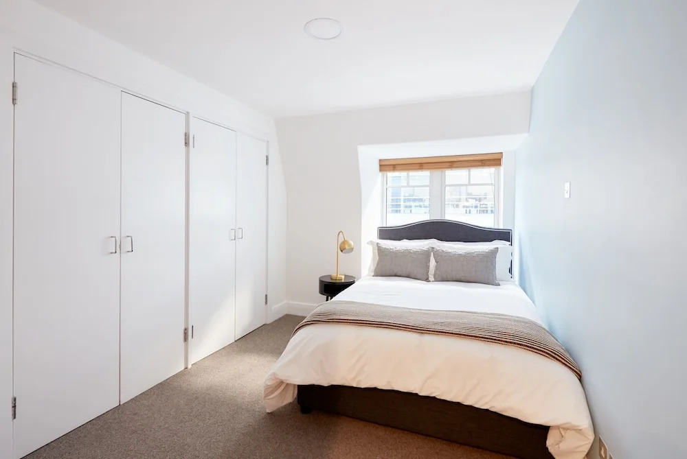 Charming Mayfair Suites by Sonder
