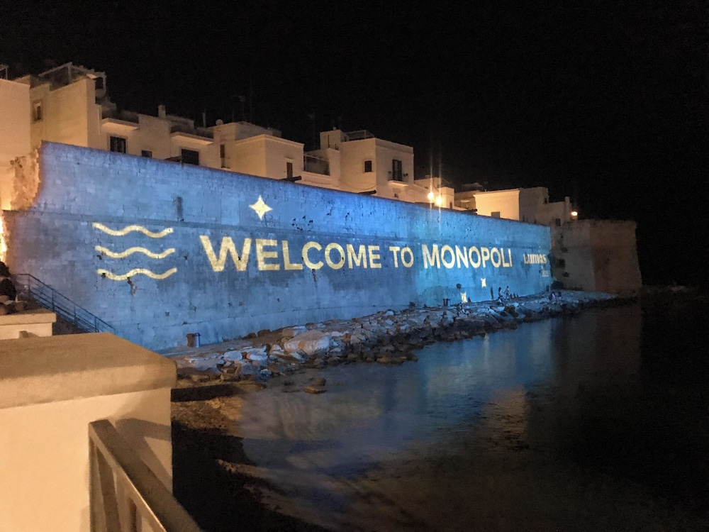 Seafront Apartments by Carlo V Castle, Monopoli Old Town - HelloAPULIA Al Castello di Amec