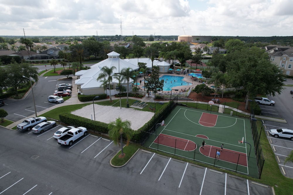 Windsor Palms Townhome With Wifi, AC, Screened Patio, Pool, hot Tub, & Tennis