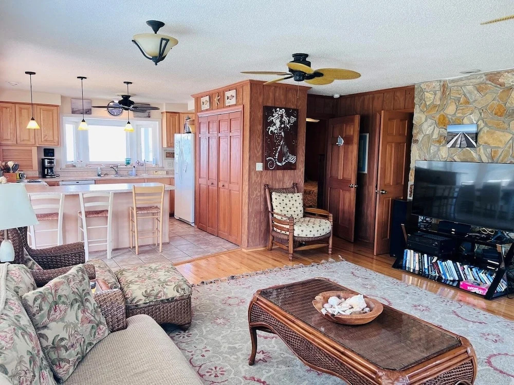 Fore Shore West- 4 Bedroom Home by RedAwning