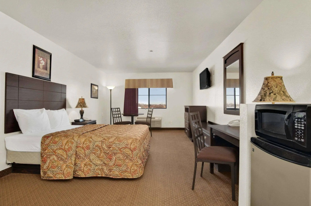 Howard Johnson by Wyndham Lubbock TX
