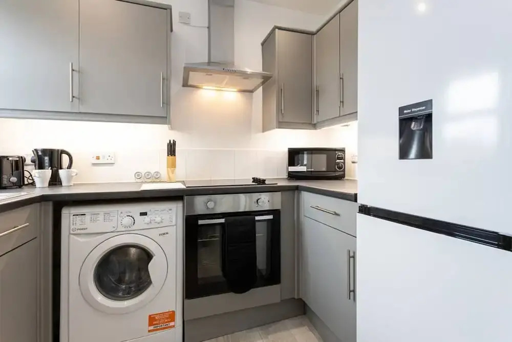Lovely One-bedroom Serviced Apartment in Eccles