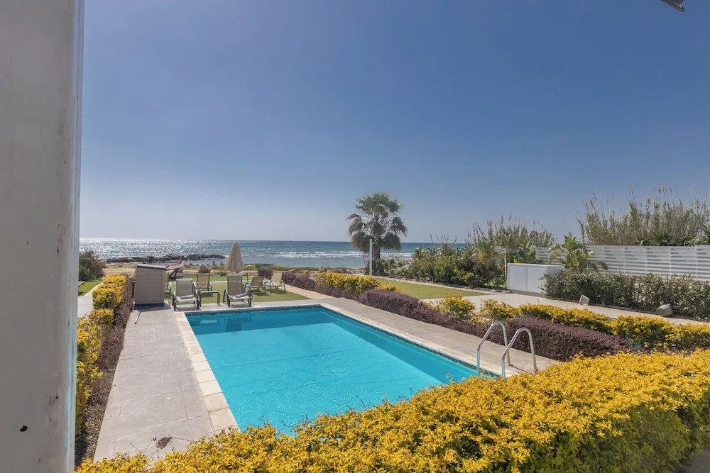 Villa Suri, Luxury Seafront Villa