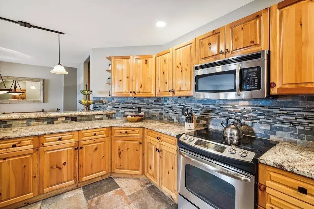 4 Bedroom Townhome Near Snowflake Lift - Walk to Slopes!
