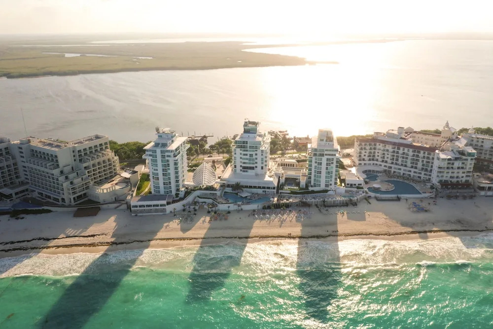 CHIC- Newly Renovated 1 BDR at the best beach