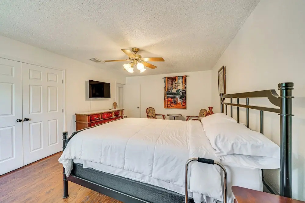 Spacious Home w Deck Near San Antonio Aquarium