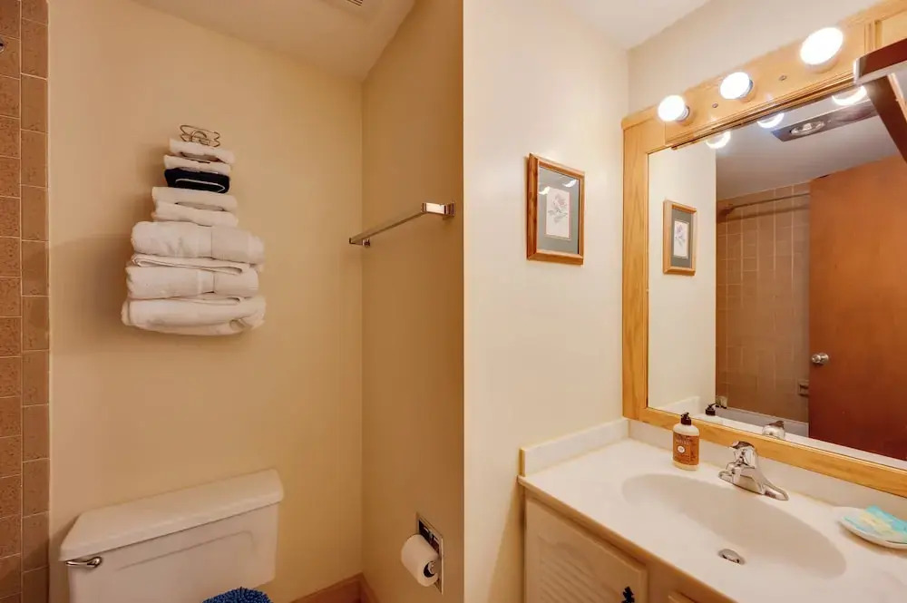 Close to Smuggs Lifts! Cozy Mountain-view Condo
