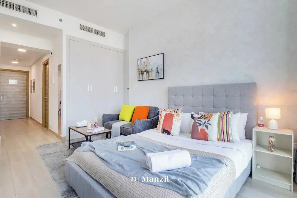 Manzil - Sleek Studio with Pool in JVC