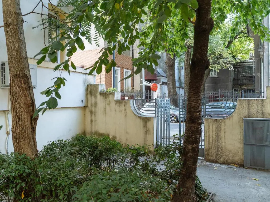 Spacious and Quiet - City Center Apartment