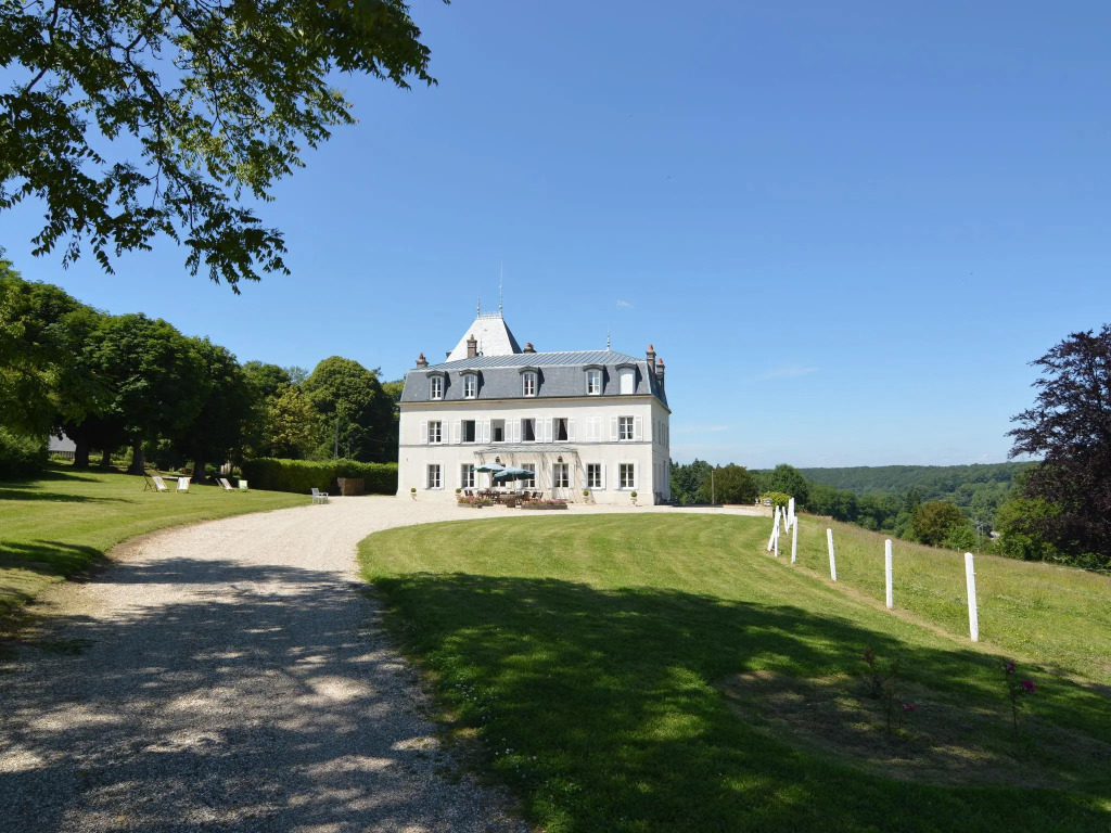 Modish Castle in Asnières with Terrace