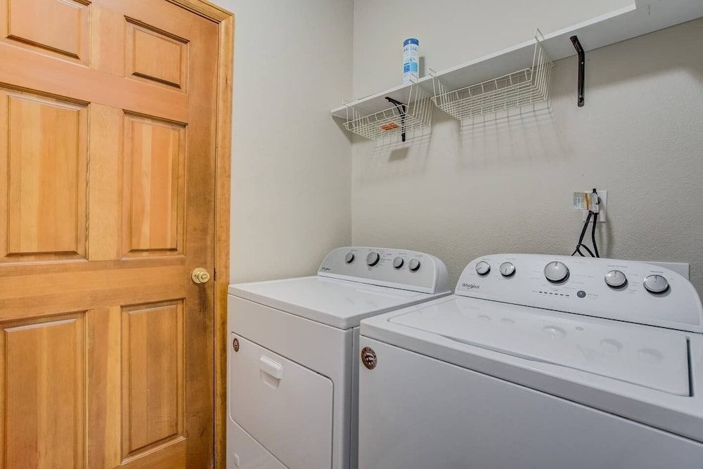 4BR AF Academyw/hot Tub & Firepit