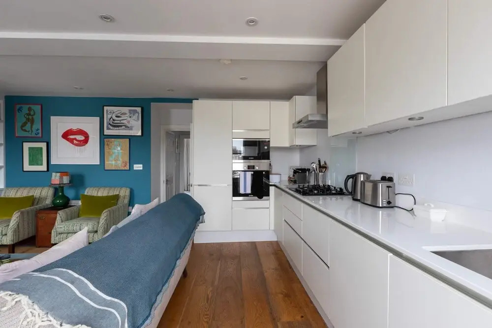 Spacious 3 Bedroom in Notting Hill With Balcony