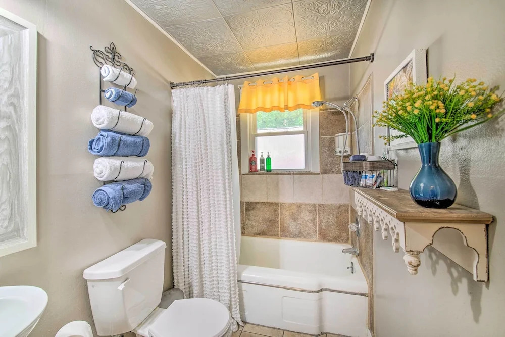 Historic Branson Cottage: 7 Mi to Table Rock Lake!