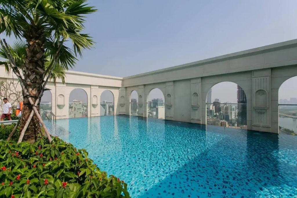 The Manner Icon 56 Rooftop Pool