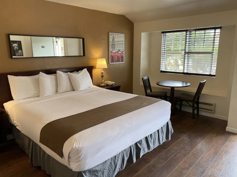 Bide-A-Wee Inn and Cottages