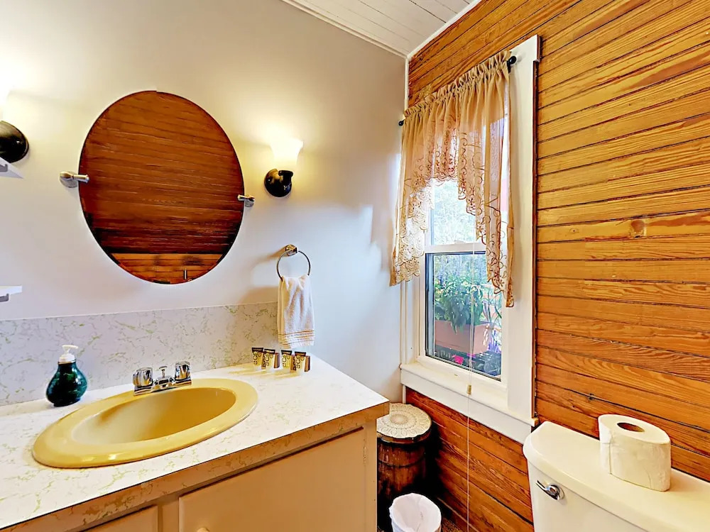 Romantic Crowâ€™s Nest Hideaway 1 Bedroom Apts
