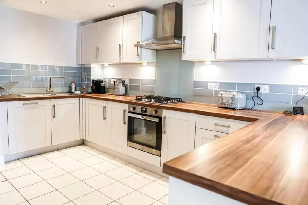 Beautiful 3 bedroom apartment by the Sea