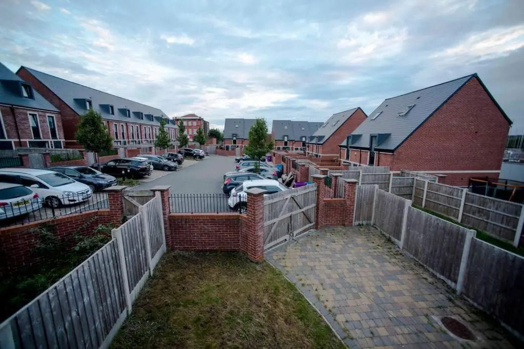 A Cosy 3-bed Family House in Liverpool sleeps 6 with parking spaces