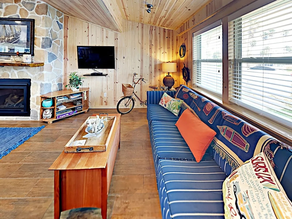 Salt Pines Cottage on 9th Street 3 Bedrooms 2 Bathrooms Home