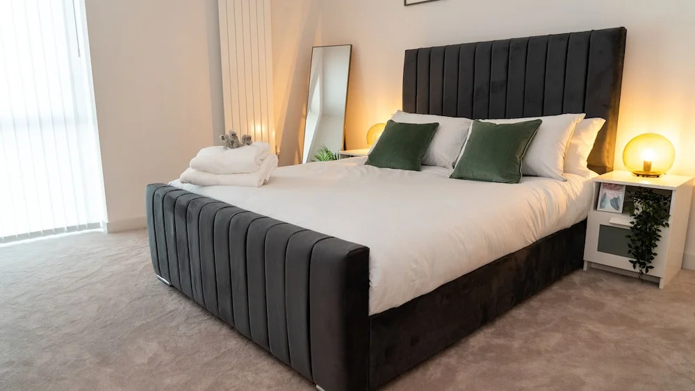 Royal Wharf - 1 Bed - Balcony - River & City View