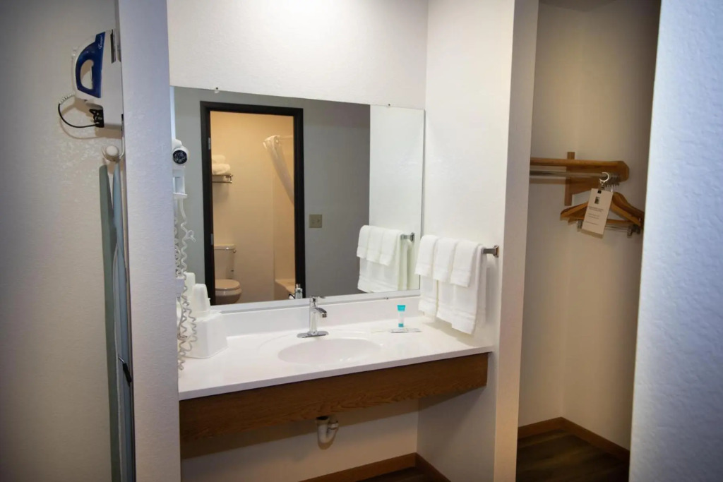 Alliance Hotel & Suites, a Howard Johnson by Wyndham