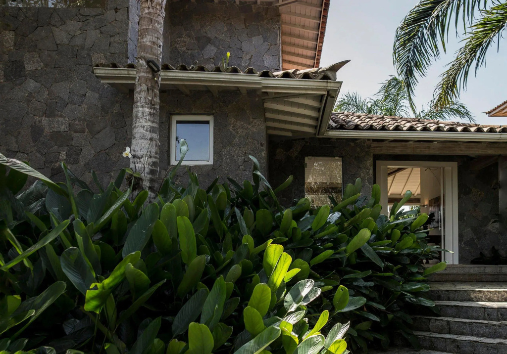 Exuberância & Acesso Direto à Praia da Tartaruga com Uma Vista Única Por Luxury Rentals