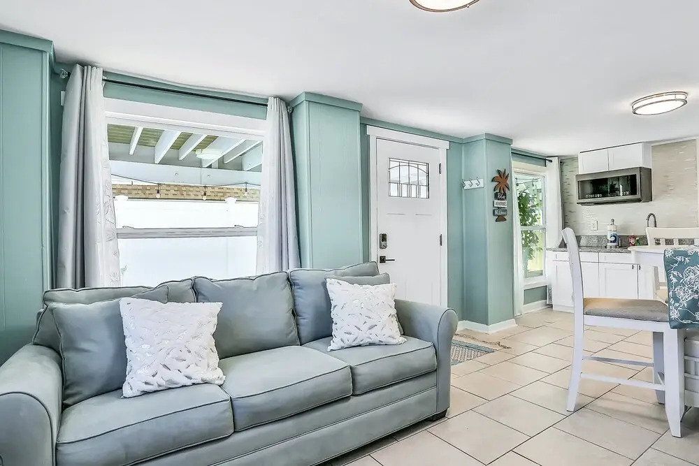 Home 1 Block From 2 Beaches W/private Pool, High-speed Wifi & Central AC