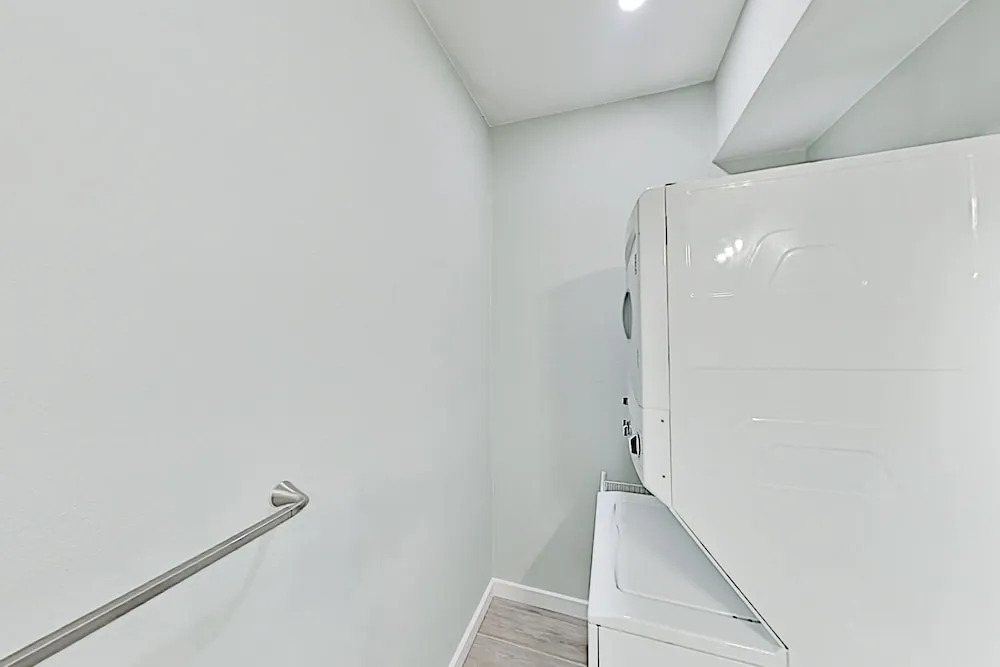 Walk To Beach! Modern Getaway With New Full Kitchen - 2 Bedroom Apts