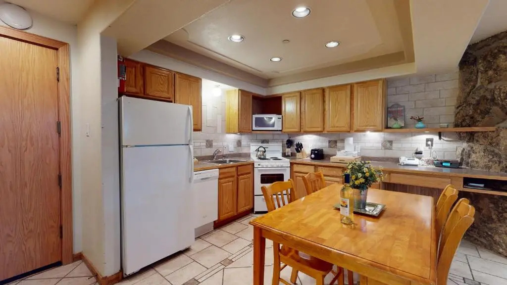 Laurelwood Condominiums Studio Premier 203