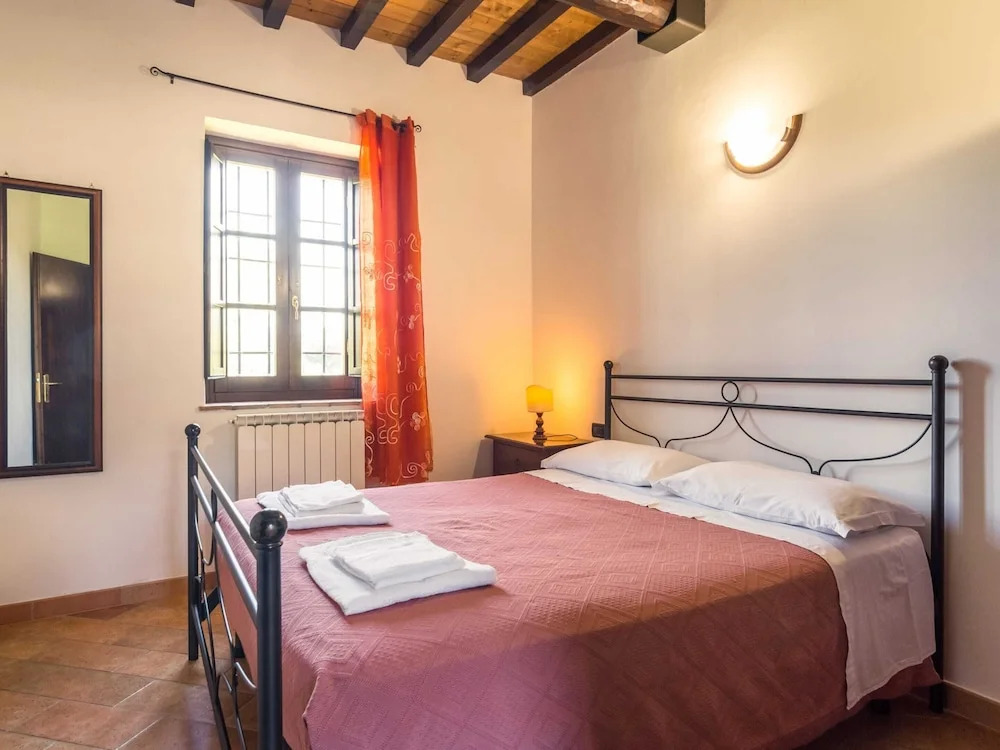 Farmhouse in Perugia with Hot Tub, Swimming Pool, Garden, BBQ