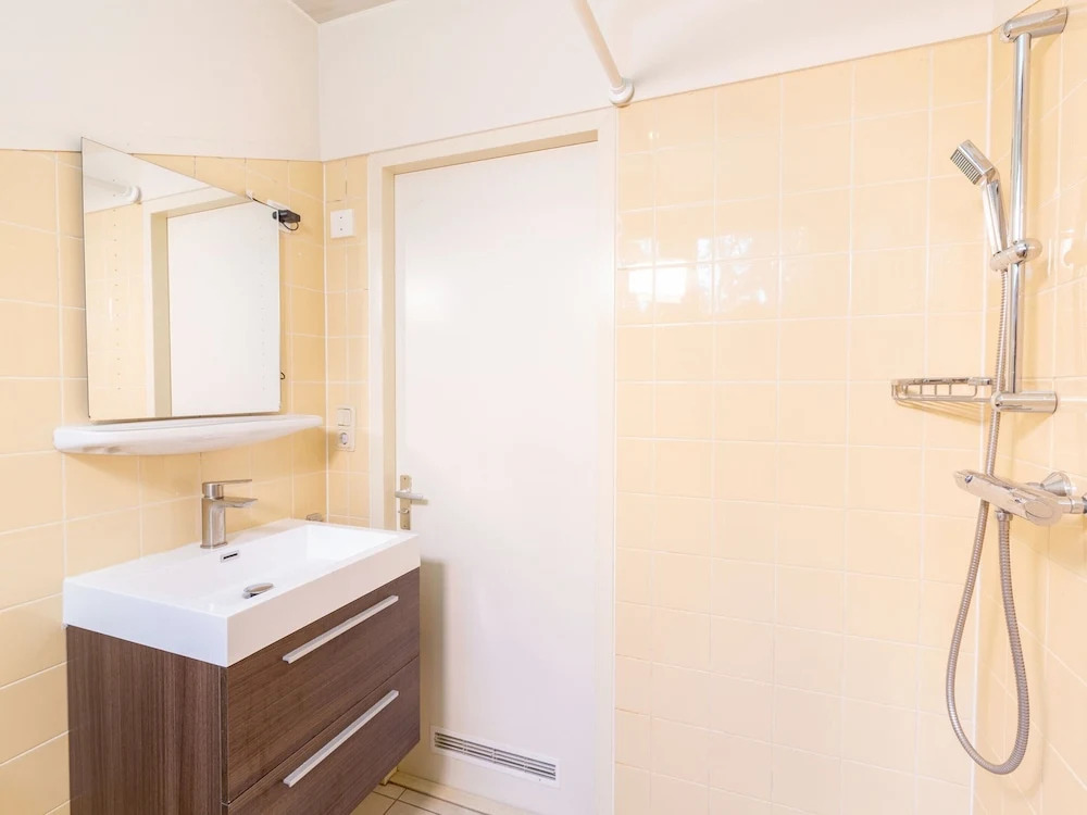 Restyled Holiday Home with 2 Bathrooms near Beach