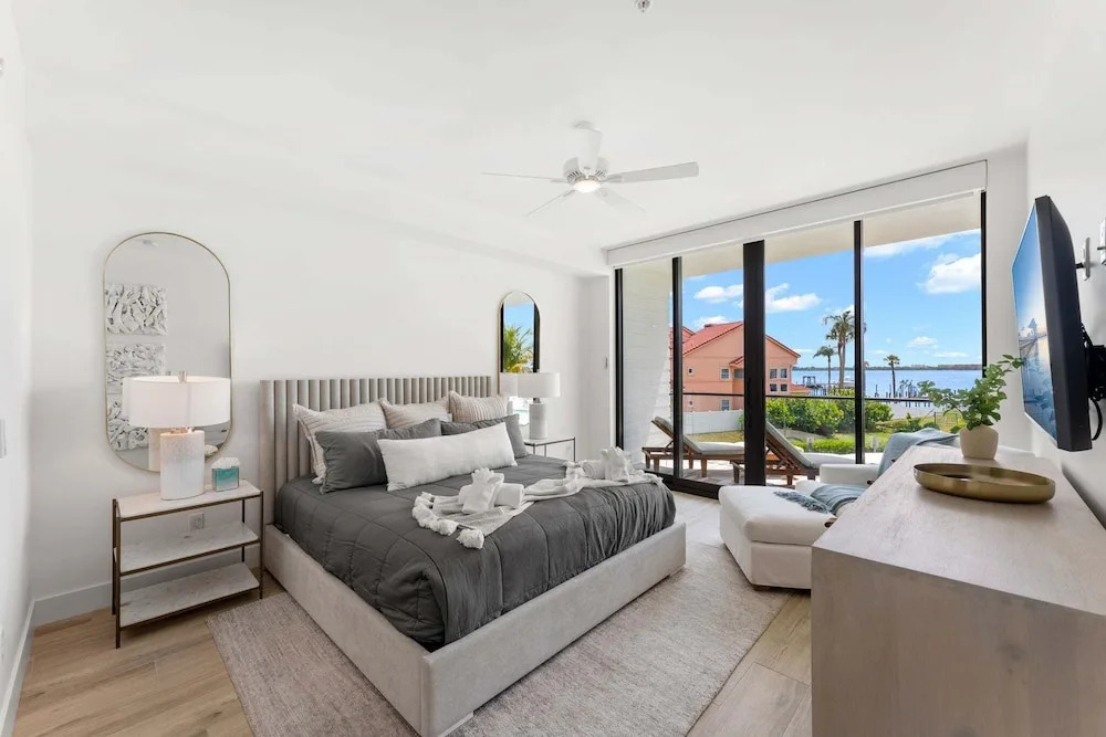 Harbor Island Beach Club - Luxury Waterfront Apartments with Views Pool Dock Private Beach Access