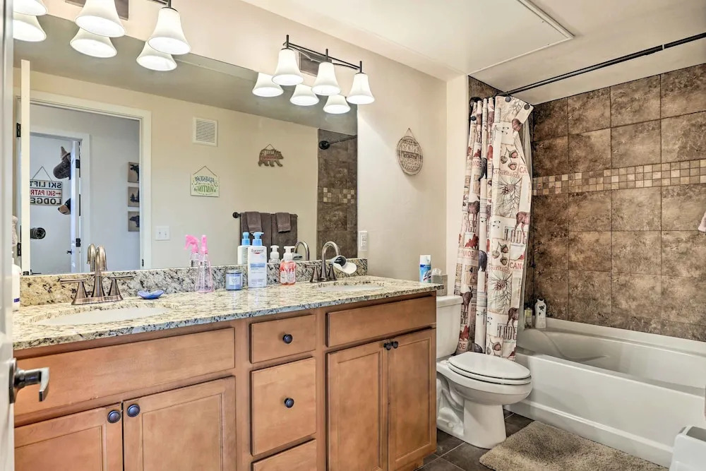 Balcony & Grill: Mtn-view Retreat in Granby!