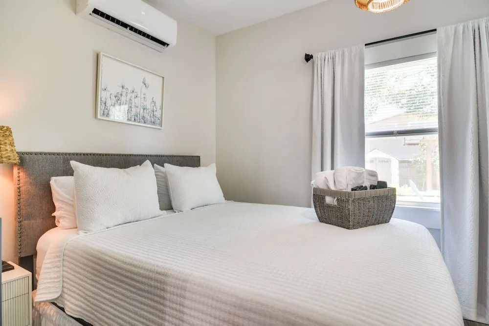 Tampa Studio w/ Shared Backyard ~ 4 Mi to Downtown