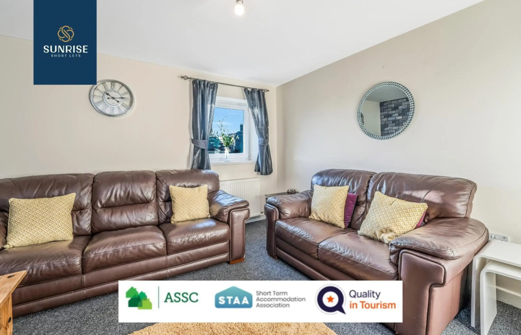 THE LAW, Great Contractor Accommodation, 4 Rooms with TVs, Central, Free Parking, WiFi, Self-catering for Families, Tourists, Relocation, Groups, Long Stays Welcome