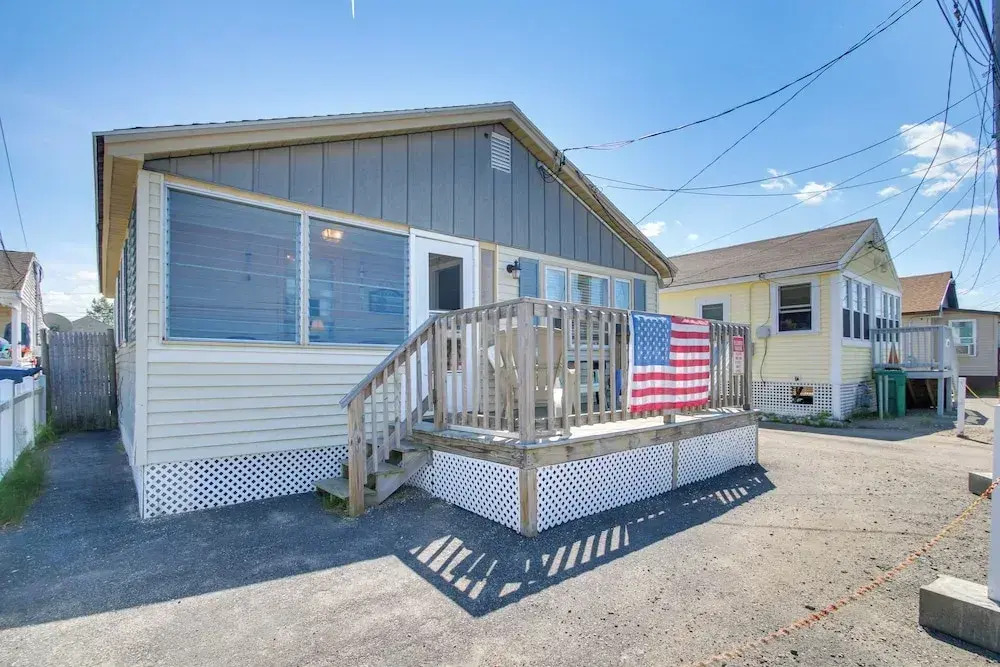 Cozy Hampton Cottage - Walk to Beaches & Marina!