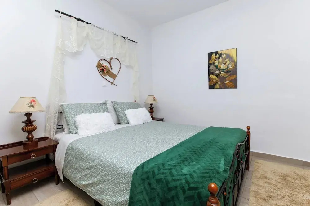 Relax in Elliniko Hidden Gem-vintage Bungalow With Garden and Hot Tub in an Iglo