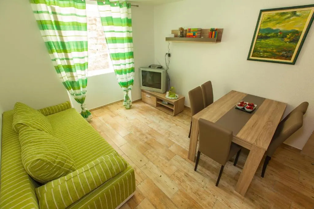 Oldhouse Vucinovic
