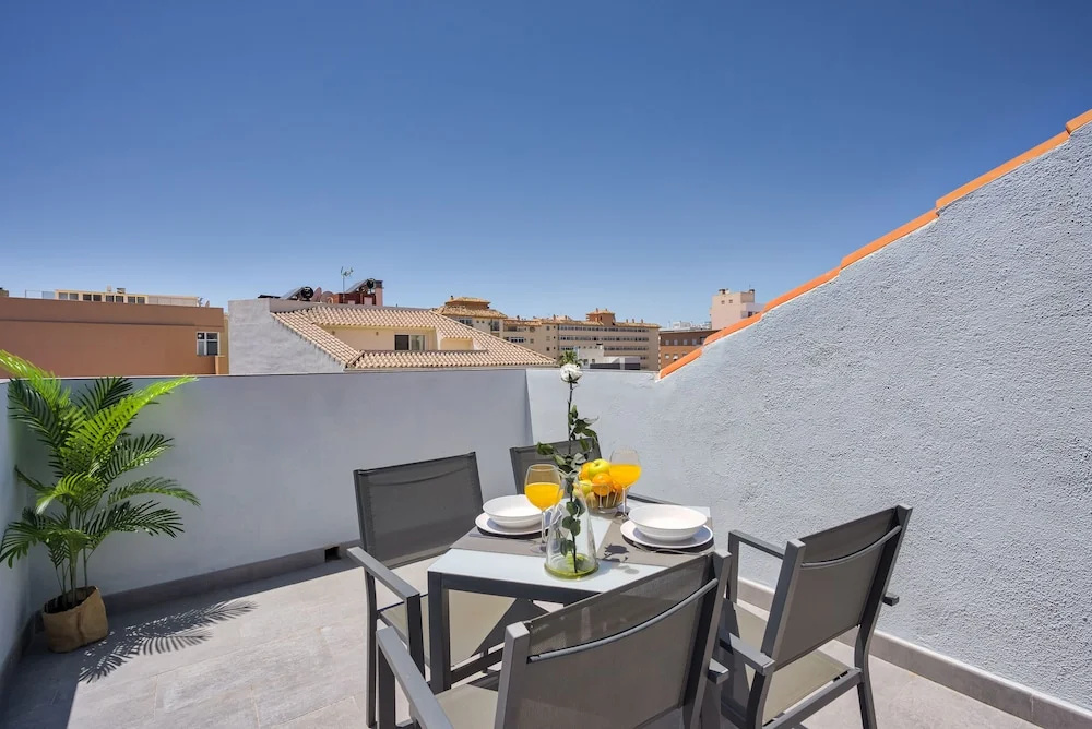 Sur Suites La Dorada, centricos soleados a pocos metros de la Playa y con Parking Opcional