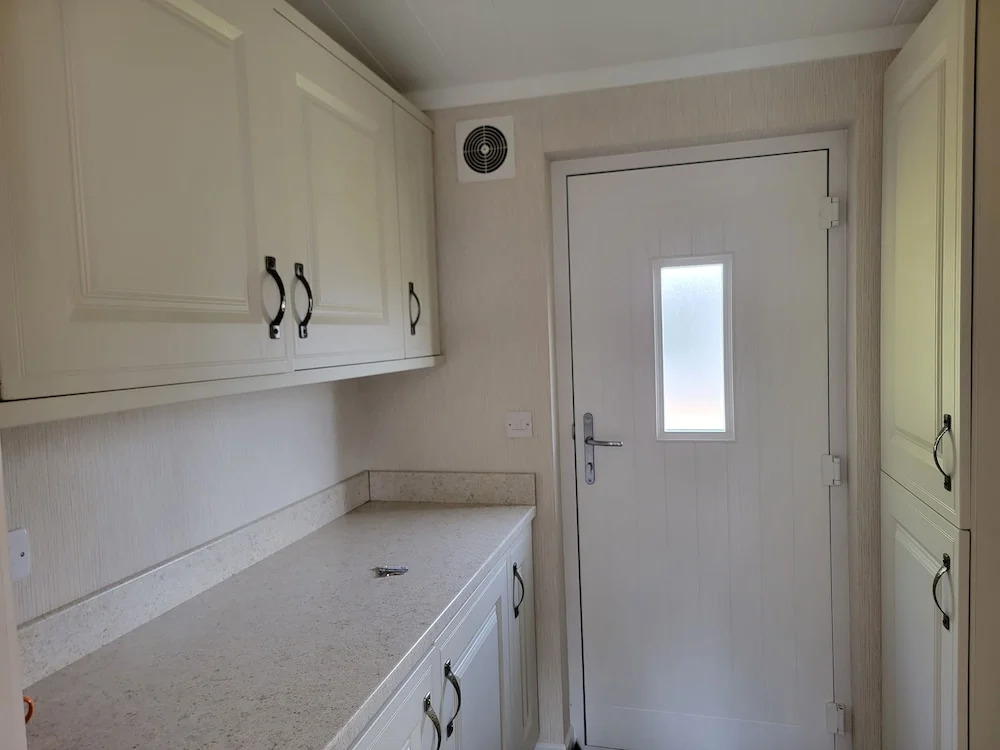 Luxury 2-bed Lodge in Routh, Sleeps 4 With Hot Tub