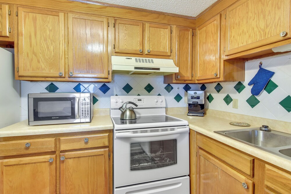 < 4 Mi to Sugar Mtn Resort: Condo w/ Indoor Pool!