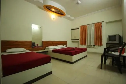 Hotel Laxmibai Palace- Only 300 meter from Sai Baba Temple
