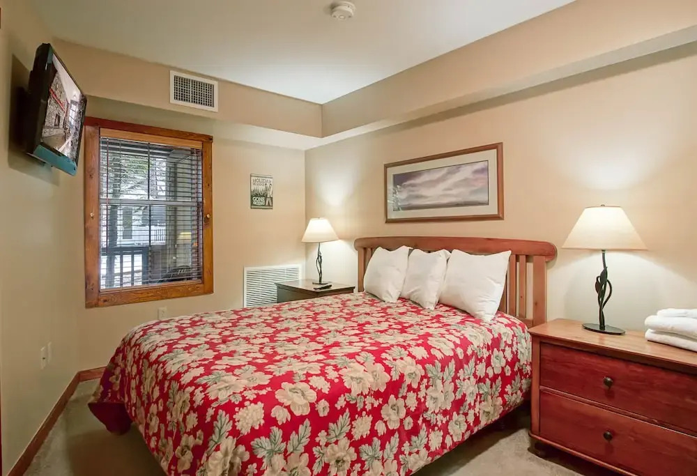 Rimfire 160: Walking Distance to Shops, Restaurants, Starbucks 1 BR Sleeps 4