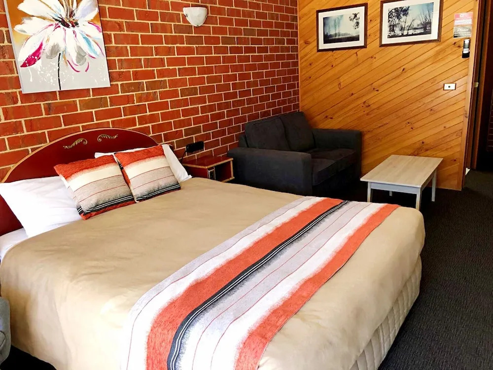Elms Motor Inn