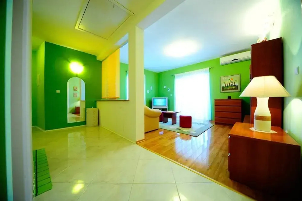 4 Bed Villa Sleeps 9 - Pool Pets Garden Parking