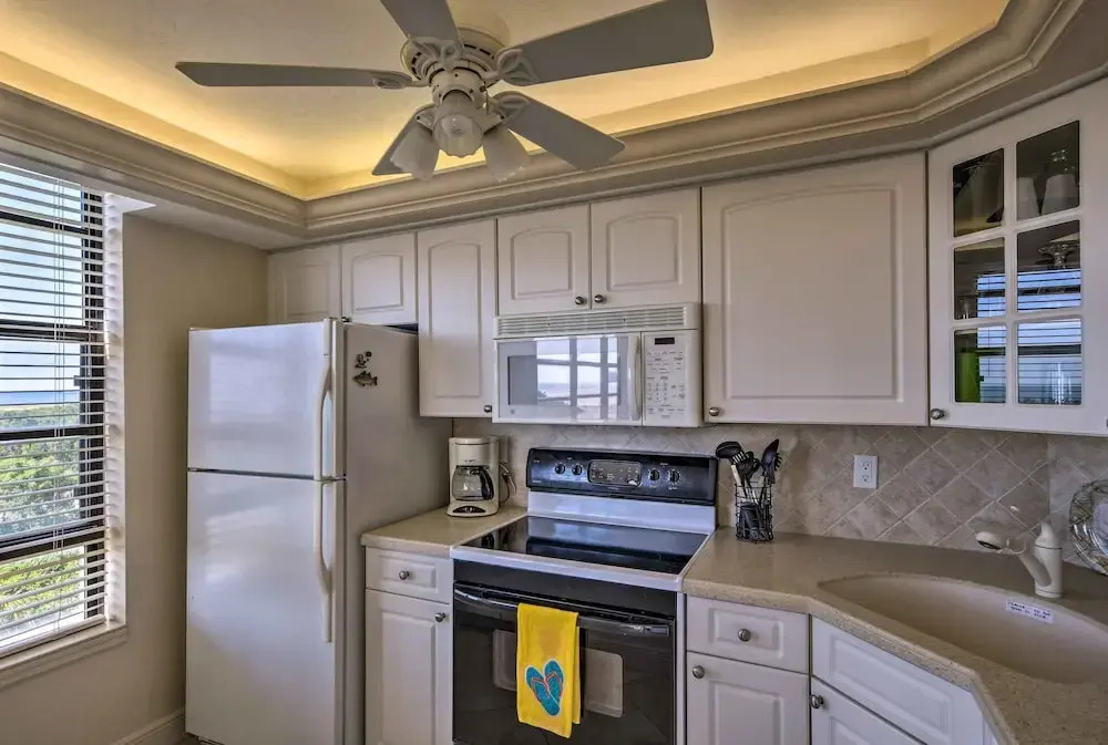 Sunny Getaway: Community Amenities, Walk to Beach!
