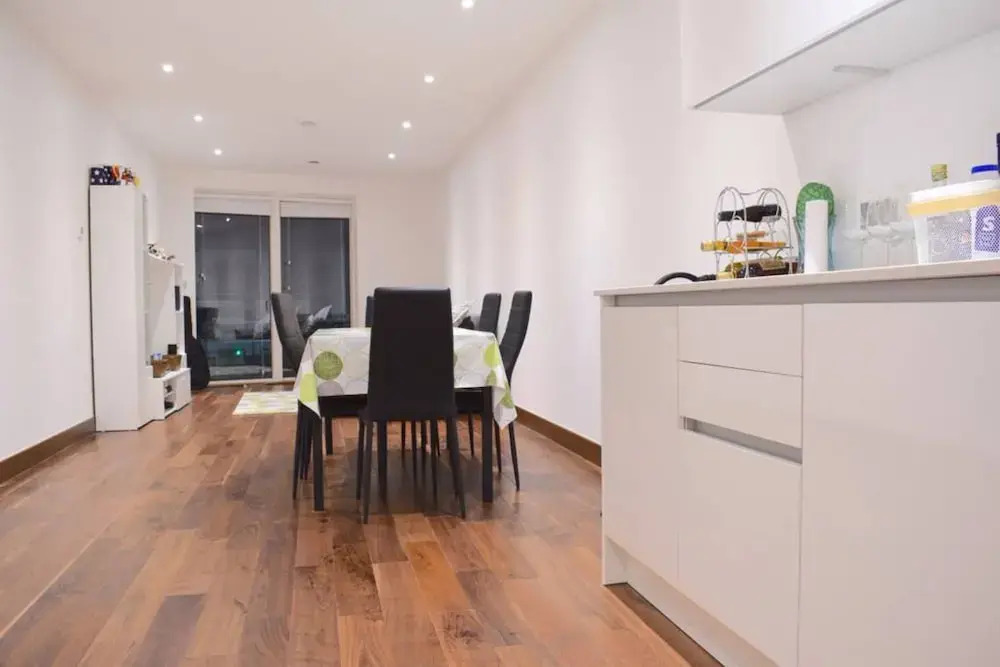 1 Bedroom Apartment Accommodates 4 in Kilburn